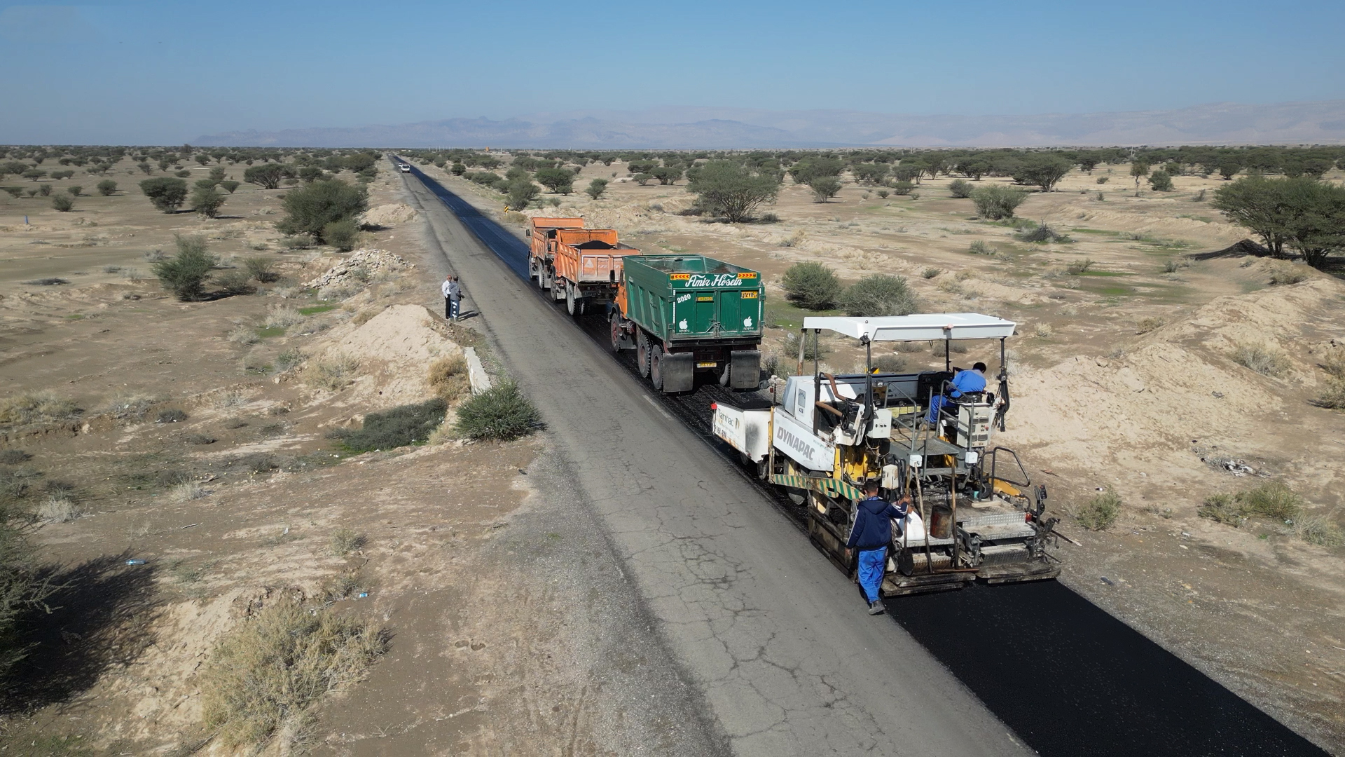 عملیات اجرایی آسفالت رگلاژی و روکش آسفالت محور فرعی دژگان-پدل